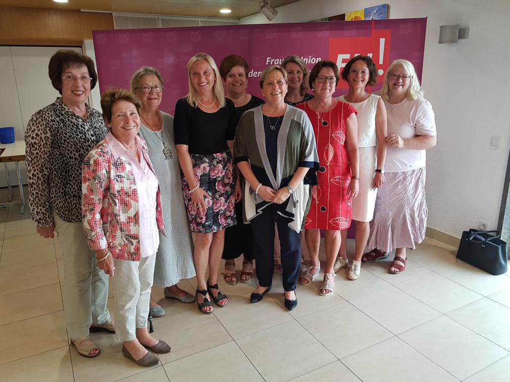 Auf dem Foto sind Mitglieder der Frauen Union Ortenau mit ihrer Vorsitzenden sowie der Frauen Union Sdbaden zu sehen. In der Mitte: Kultusministerin Dr. Susanne Eisenmann.